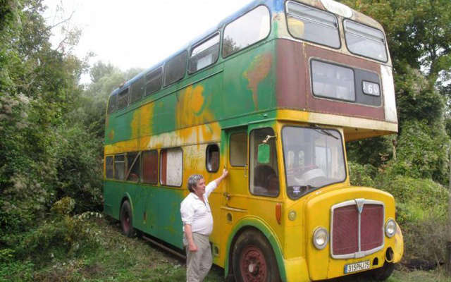 Bus impérial rouge de Joe Sacco — symbole du mouvement HaLEM