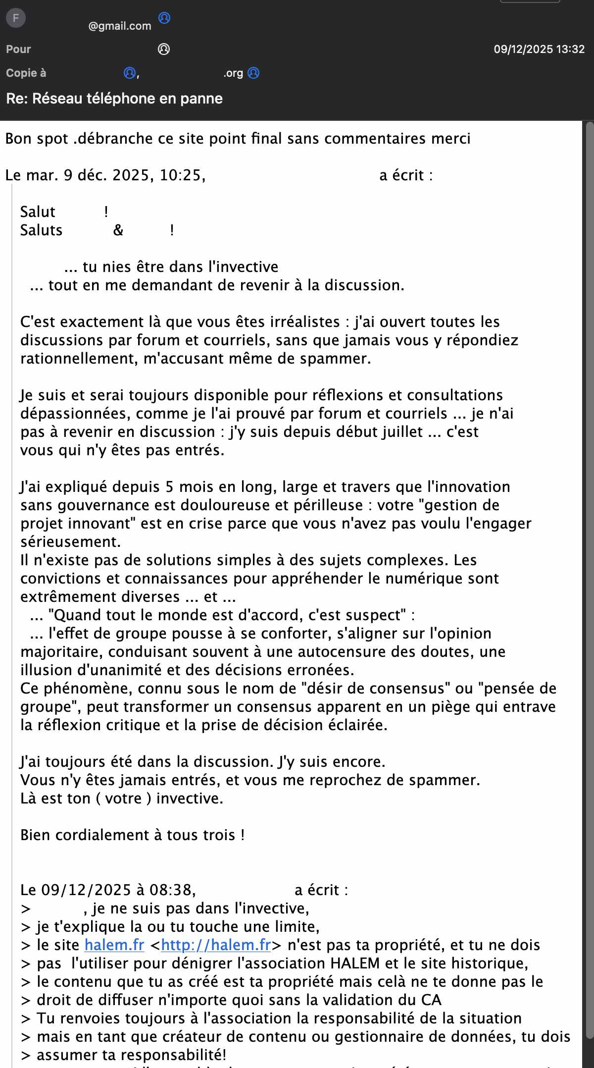 Capture d'écran d'un échange email du 9 décembre 2025 entre trois membres de HaLEM. Un premier demande de débrancher le site sans discussion. Le constructeur du site TYPO3 répond point par point : il rappelle avoir ouvert des forums, ne jamais avoir été dans l'invective, et avoir argumenté pendant 5 mois sans interlocuteur. Un troisième avance des arguments sur la propriété du contenu en confondant le domaine halem.fr avec la propriété de l'association. Preuve du dialogue de sourds au sein du CA de HaLEM.
