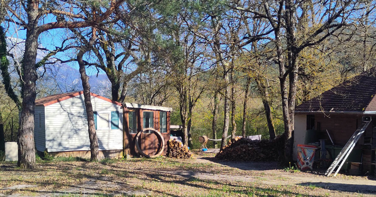 Mobil-home avec réserve de bois, camping de Ponet-et-Saint-Auban, avril 2026
