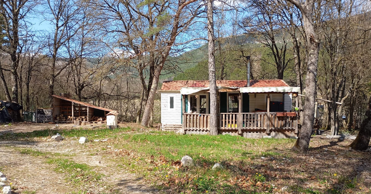 Mobil-home avec terrasse et abri bois, camping de Ponet-et-Saint-Auban, avril 2026