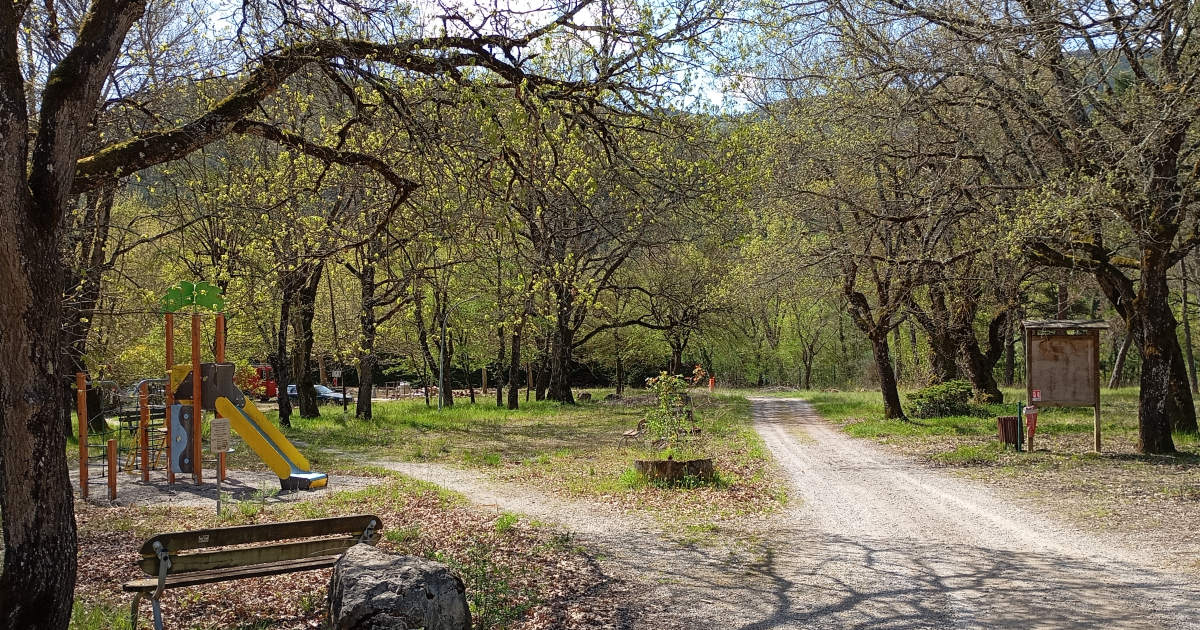 Aménagements extérieurs soignés, camping La Ruche, Ponet-et-Saint-Auban, avril 2026