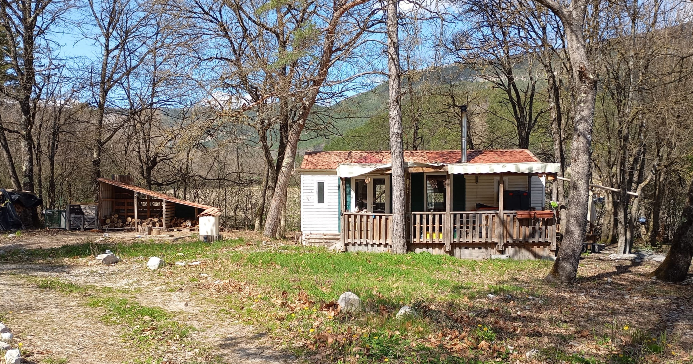 Mobil-home avec terrasse et abri bois, camping de Ponet-et-Saint-Auban, avril 2026