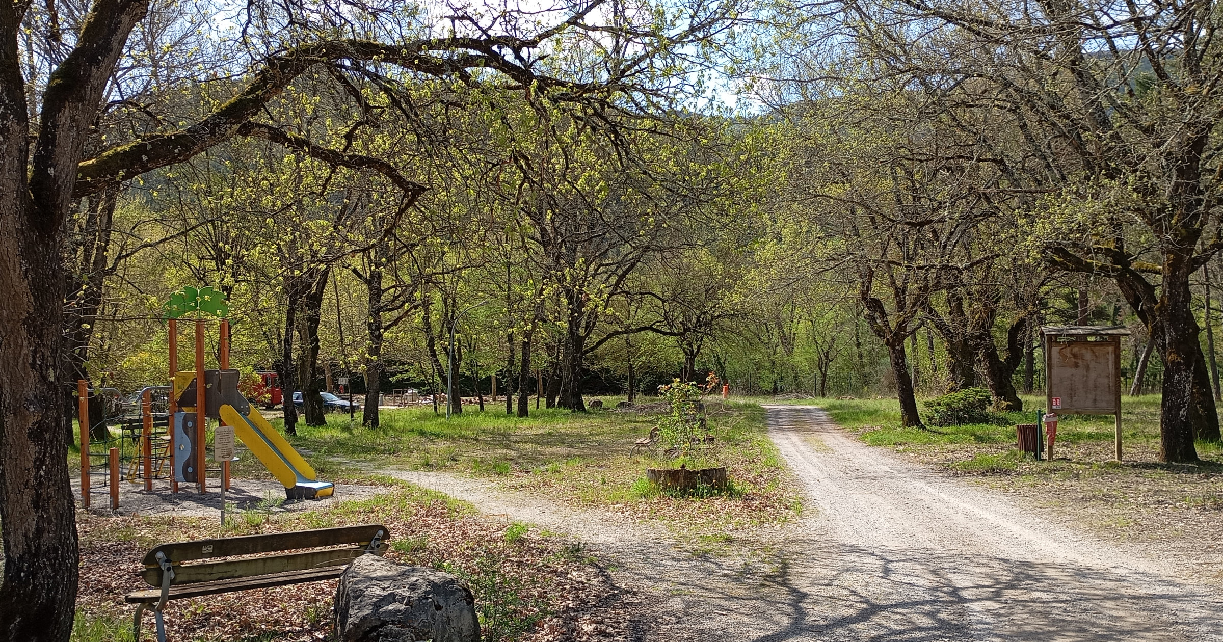 Habitat soigné avec aménagements extérieurs, camping La Ruche, Ponet-et-Saint-Auban, avril 2026