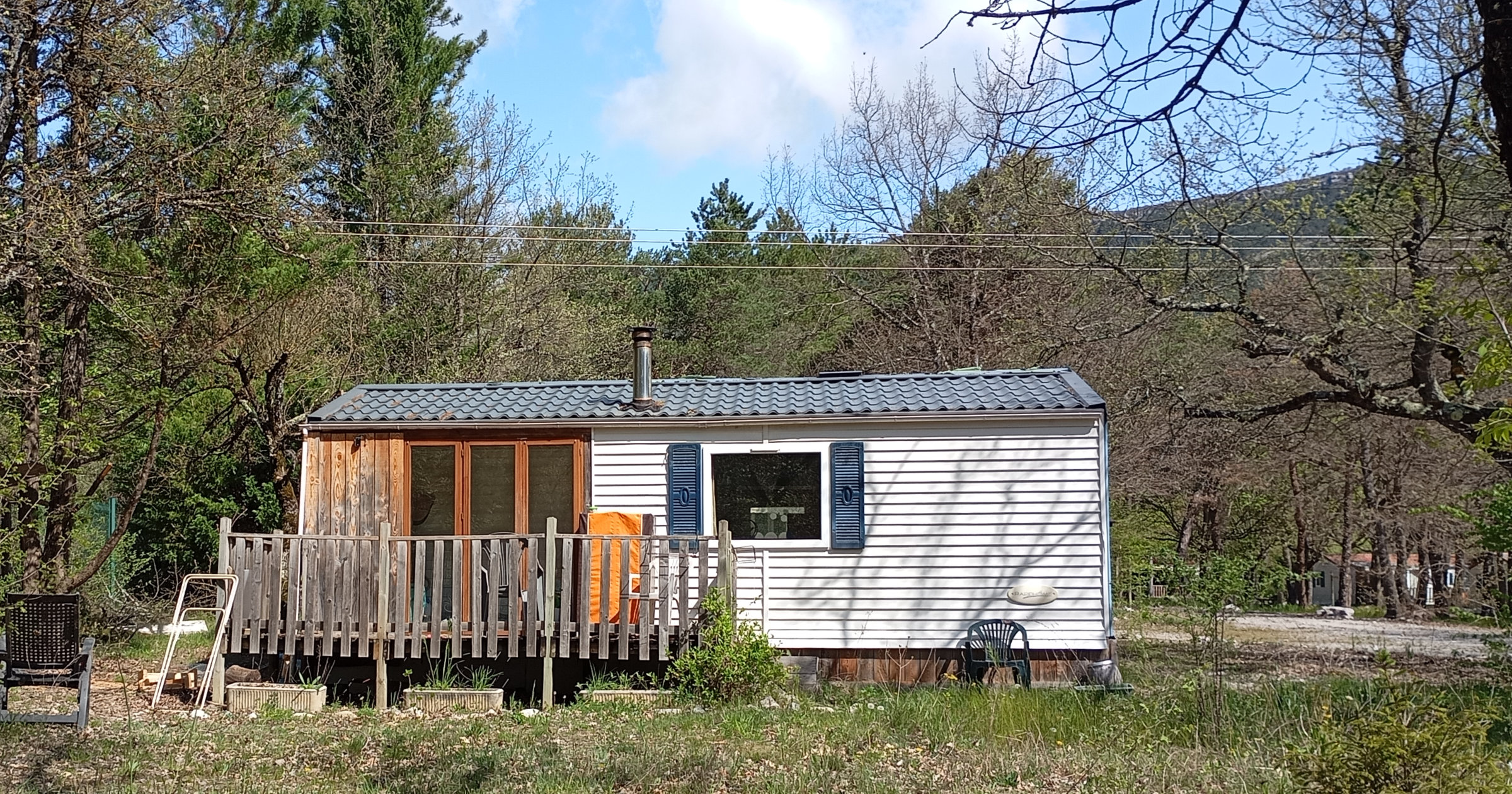 Vue intérieure d'un mobil-home aménagé sur le camping La Ruche, Ponet-et-Saint-Auban, avril 2026