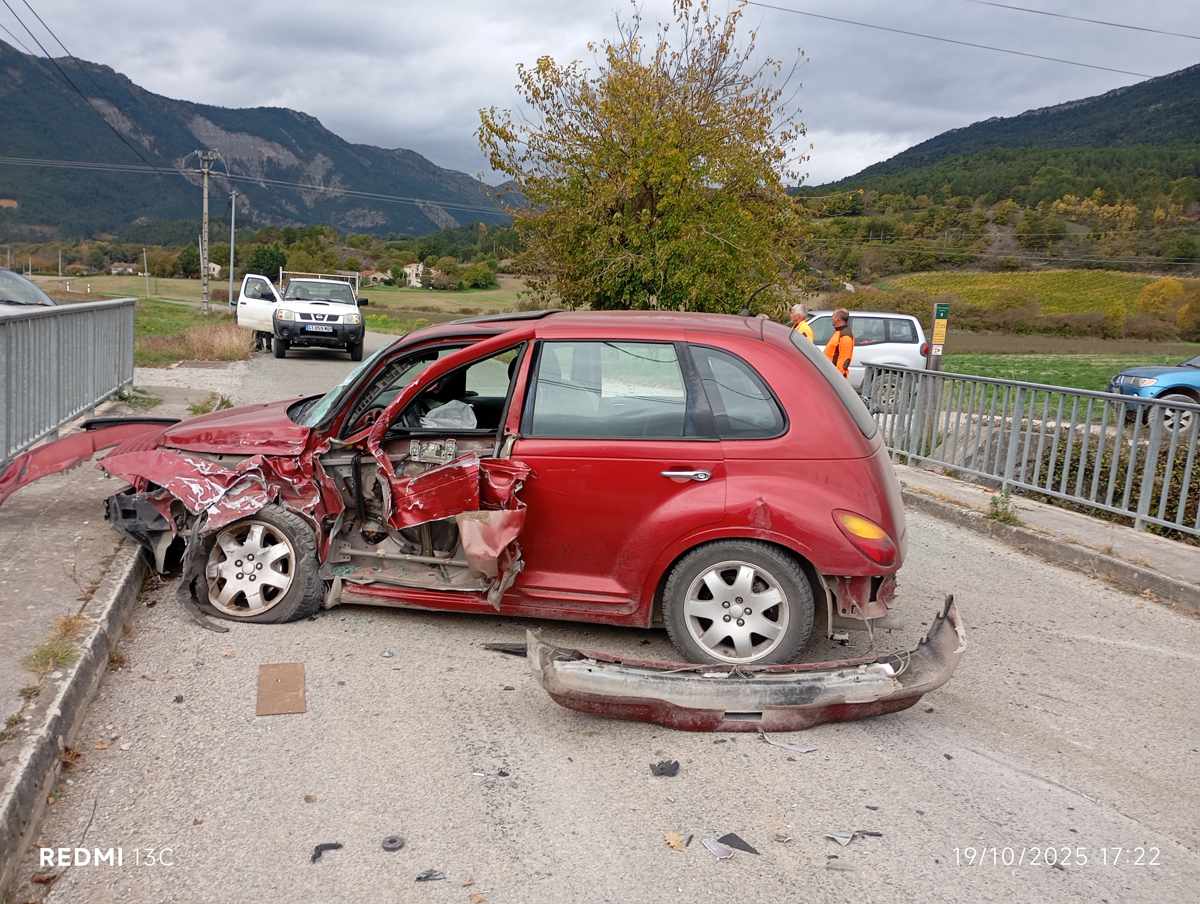 Véhicule de Samuel Gauge après le choc frontal non-responsable d'octobre 2025 — vallée du Diois, Drôme