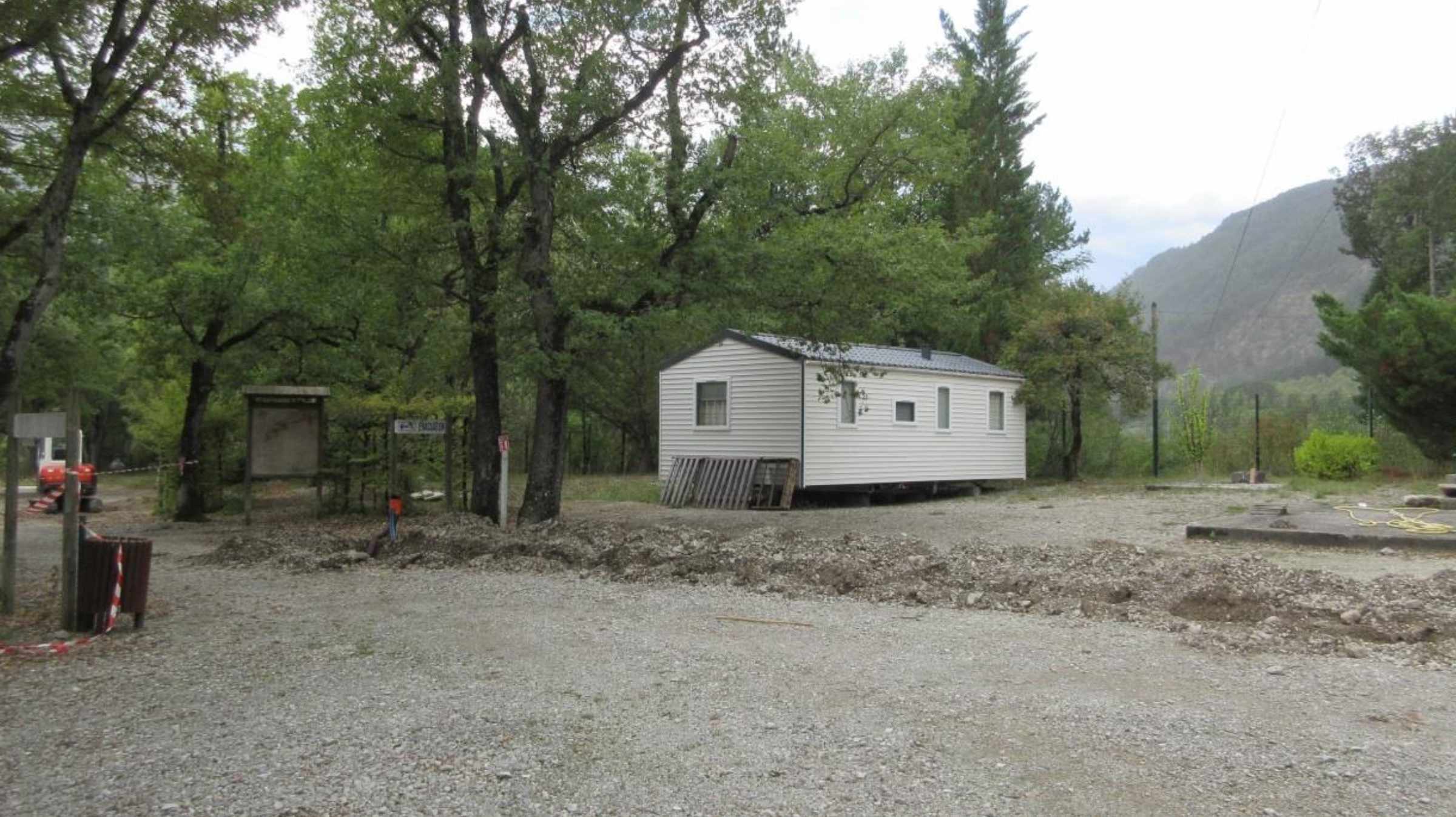 Mobil-home installé sur le camping La Ruche, Ponet-et-Saint-Auban, avec les montagnes du Diois en arrière-plan