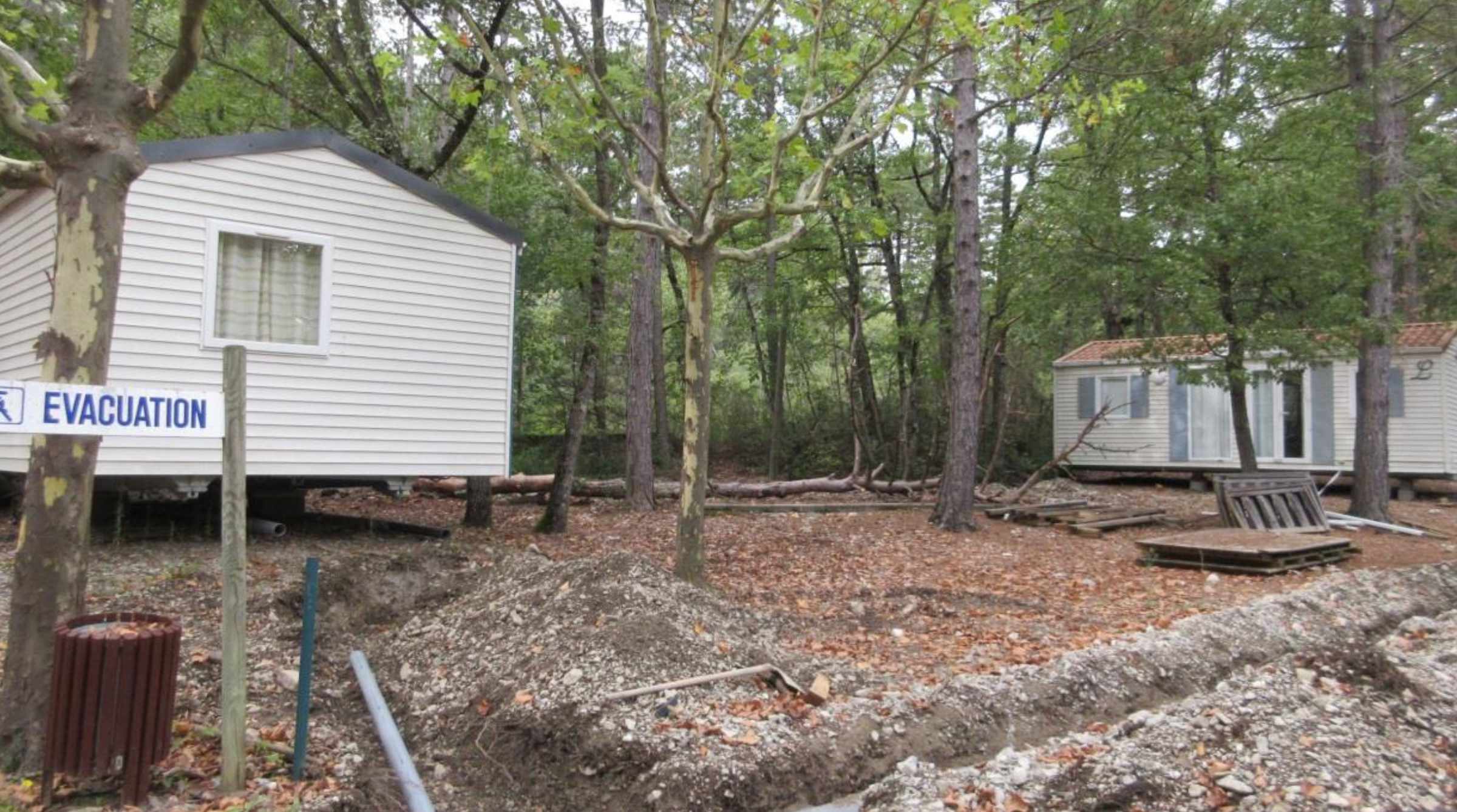 Tranchées creusées pour les réseaux électriques et d'évacuation des eaux usées