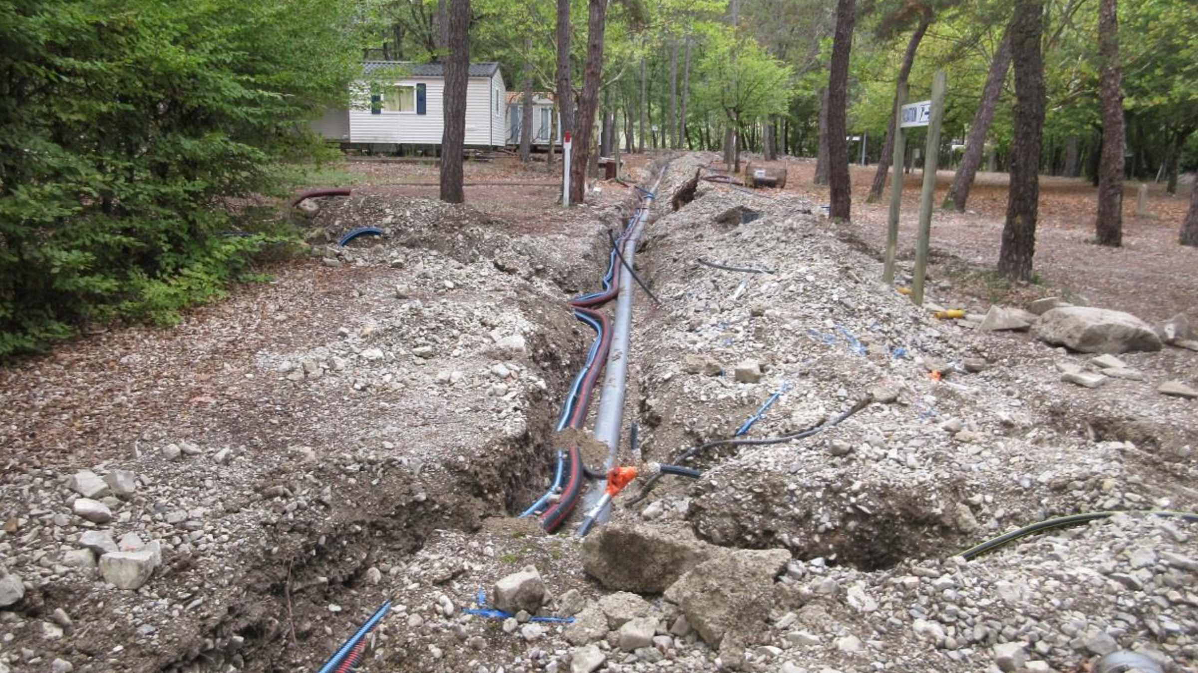 Deux mobil-homes avec panneau d'évacuation, signalétique de sécurité conforme